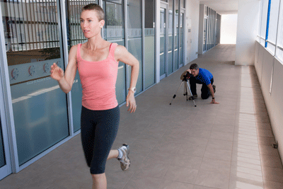 physiotherapist running assessment to improve running